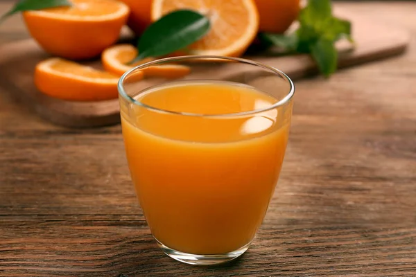 Świeży sok pomarańczowy z owocami — Zdjęcie stockowe