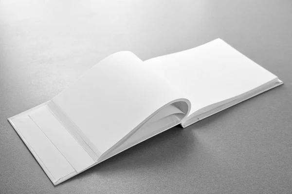 Livro aberto com páginas em branco — Fotografia de Stock