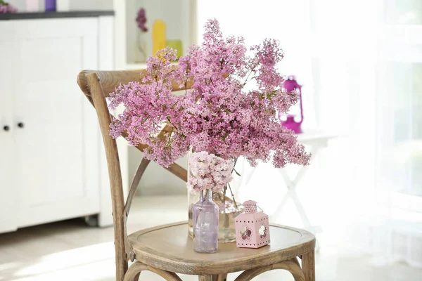 Krásná lila květy na židli — Stock fotografie