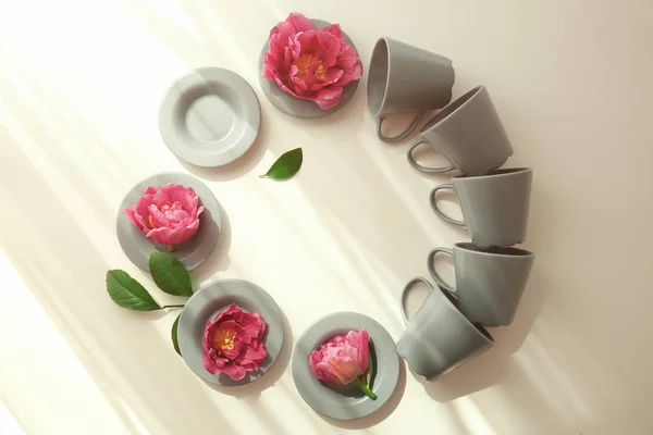 Composition of cups and saucers with flowers — Stock Photo, Image
