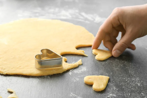 Mulher fazendo biscoitos manteiga — Fotografia de Stock