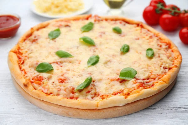 Deliciosa pizza fresca — Fotografia de Stock