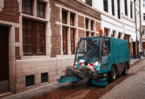 Καθαρίζοντας μηχανή σε δρόμο της πόλης. Έννοια της οικολογίας — Φωτογραφία Αρχείου
