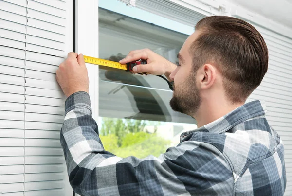 Man installing window shades — Stock Photo, Image