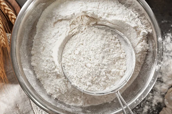 Menyaring dan mangkuk dengan tepung — Stok Foto