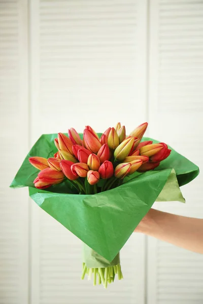 新鮮なチューリップの花束を持っている手 — ストック写真