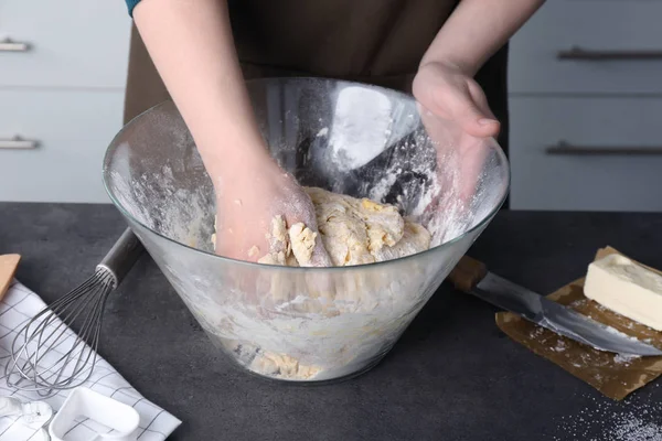 Mulher fazendo massa para biscoitos de manteiga — Fotografia de Stock