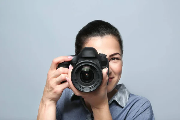 Beautiful young photographer — Stock Photo, Image