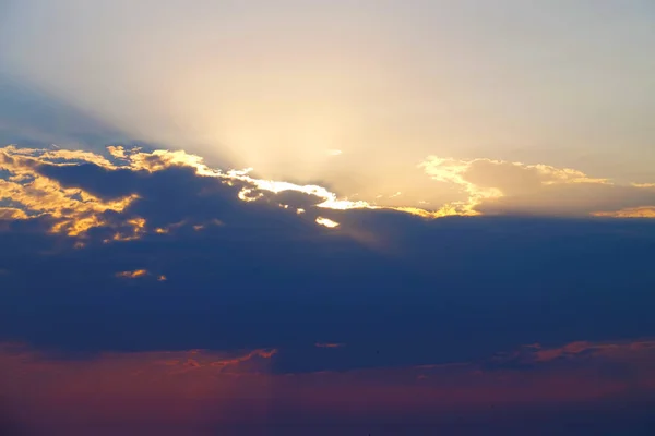 Krásný zataženo západ slunce s paprsky — Stock fotografie