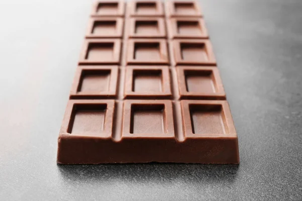 Barra de chocolate en la mesa —  Fotos de Stock