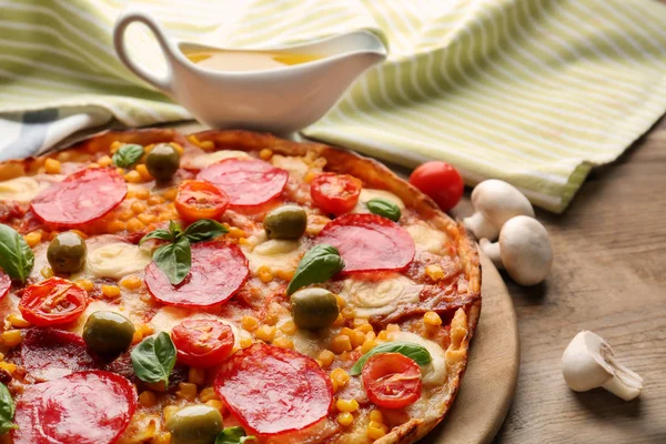 Pizza lezat di atas meja — Stok Foto