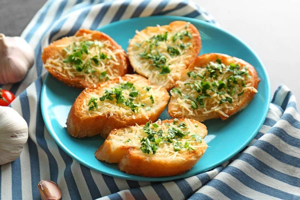 Rebanadas de pan con queso rallado —  Fotos de Stock