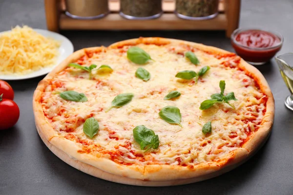 Heerlijke verse pizza — Stockfoto