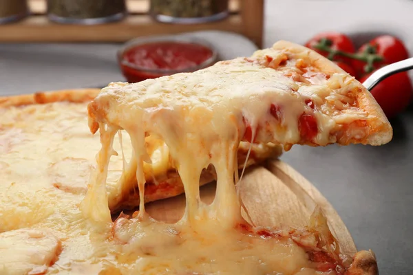 Вкусная свежая пицца — стоковое фото