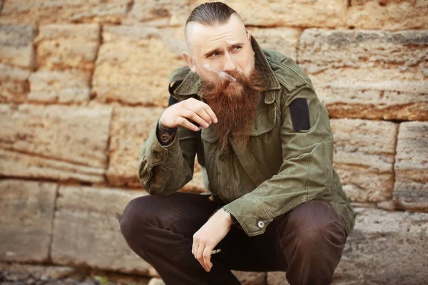 Homem barbudo fumando maconha — Fotografia de Stock