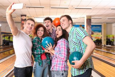 mutlu arkadaş selfie bowling kulüpte alarak