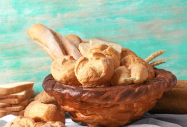 Taze ekmek ile pişmiş sepeti 