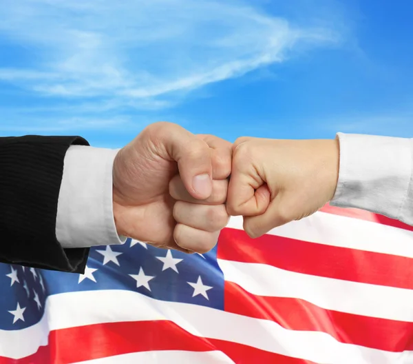 Mãos e bandeira americana — Fotografia de Stock