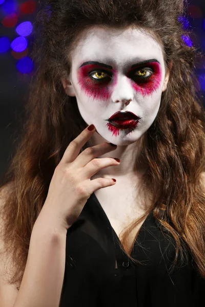 Giovane donna con lenti a contatto a colori, con trucco di Halloween alla festa, primo piano — Foto Stock