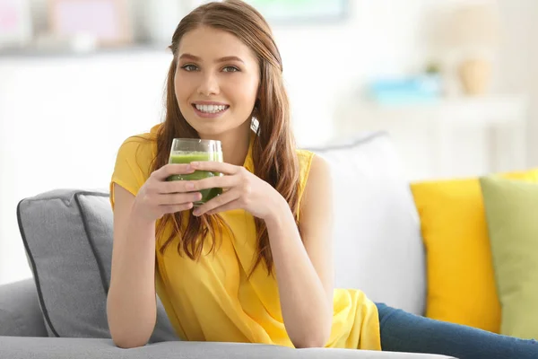 Mujer beber delicioso smoothie — Foto de Stock