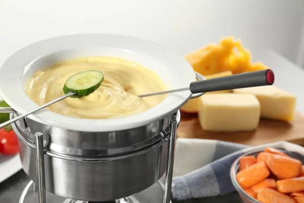 Rebanada de pepino y fondue de queso — Foto de Stock