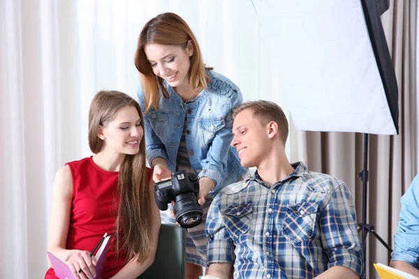 Grupo de estudiantes con instructor — Foto de Stock