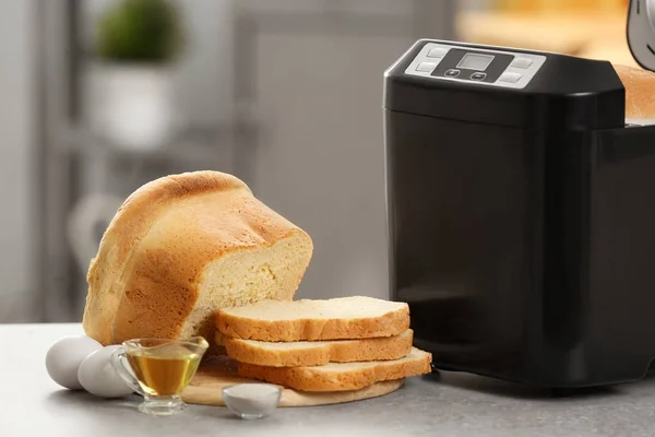 Diiris roti dengan mesin roti — Stok Foto