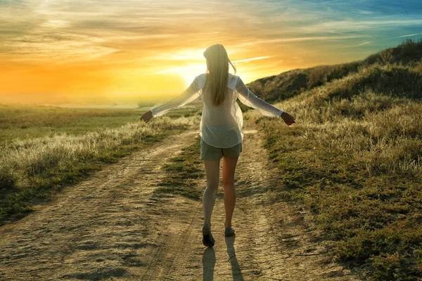 Młoda kobieta piękne spacery na drodze — Zdjęcie stockowe