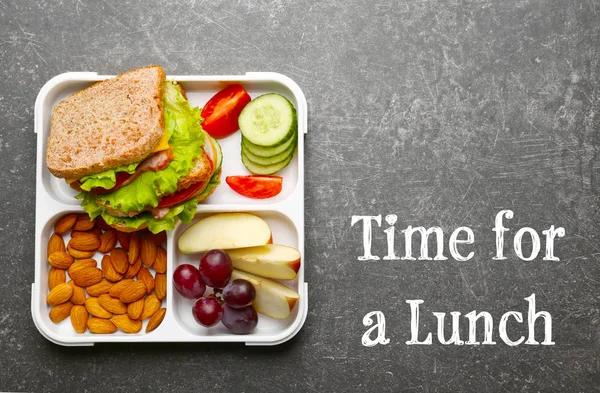 TEMPO DI PRANZO e vassoio con cibo — Foto Stock