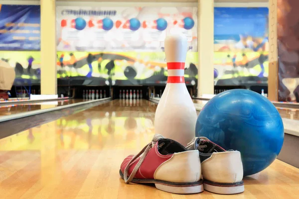 Shoes, pin and ball on floor — Stock Photo, Image