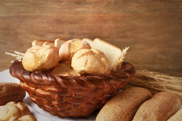 Coș coapte cu pâine proaspătă — Fotografie, imagine de stoc