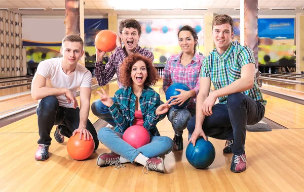 Glückliche Freunde posieren im Bowlingclub — Stockfoto