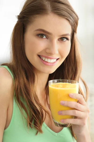 Vrouw drinken heerlijke smoothie — Stockfoto