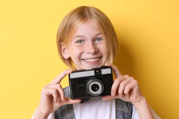 Nastolatek dziewczyna z aparatu — Zdjęcie stockowe