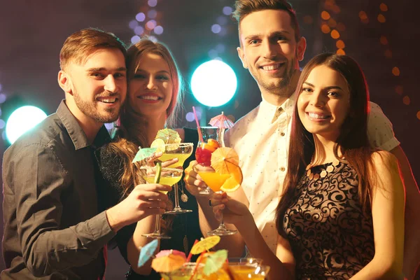 Vänner med välsmakande cocktails — Stockfoto