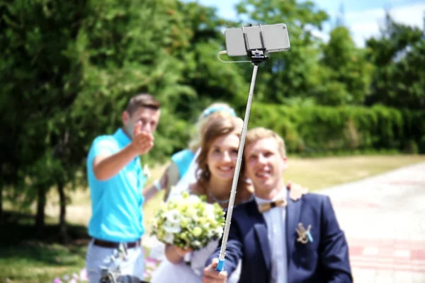 Jeunes mariés, demoiselles d'honneur et les meilleurs hommes prenant selfie avec scooters — Photo