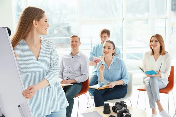 Studentengruppe mit Lehrer — Stockfoto