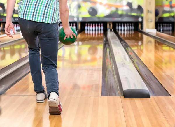 Man met bal in bowlingclub — Stockfoto