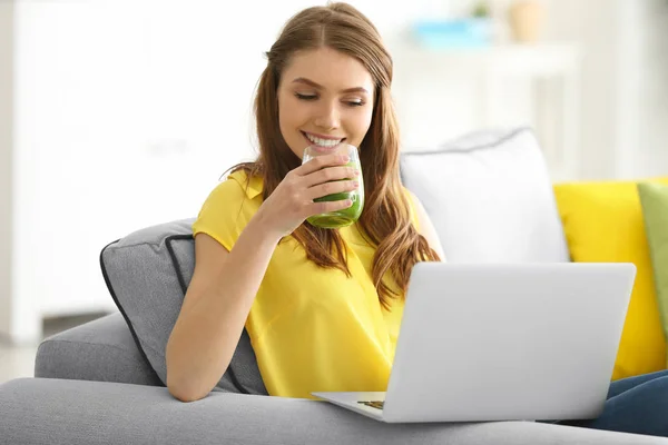 Frau trinkt leckeren Smoothie — Stockfoto