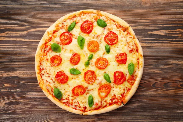 Deliziosa pizza con pomodori — Foto Stock