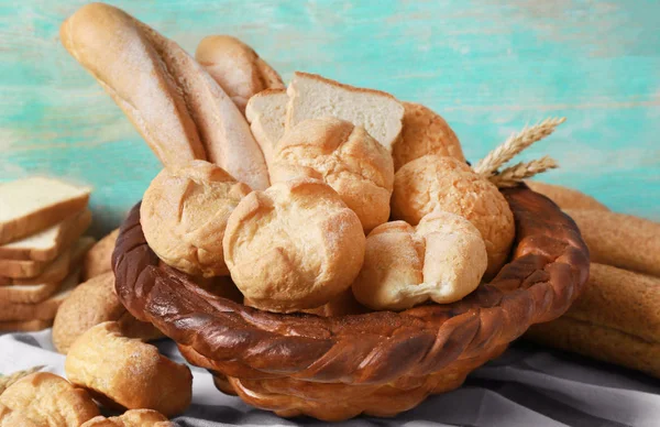 Печёная корзина со свежим хлебом — стоковое фото