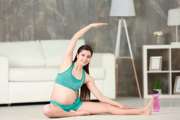 Mulher grávida fazendo ioga — Fotografia de Stock