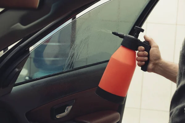 Rozprašování vody na okno auta — Stock fotografie