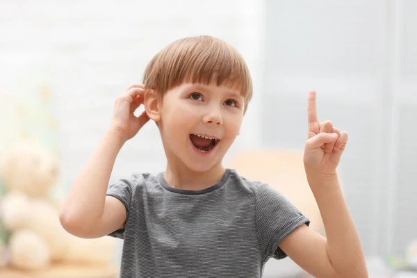 Portret van schattige kleine jongen op onscherpe achtergrond — Stockfoto