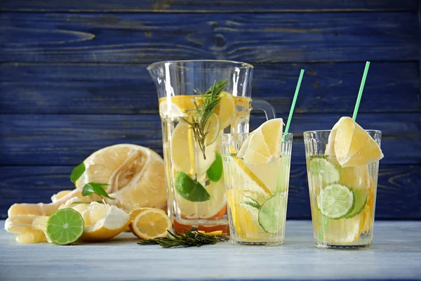 Taze limonata ve meyve — Stok fotoğraf