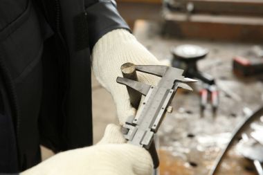 Vernier Kaliper kullanan adam