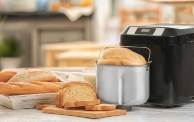 Lezzetli dilimlenmiş ekmek ve ekmek makinesi 