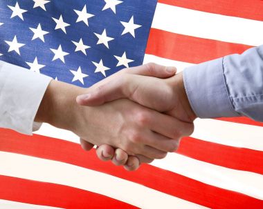 El ve Amerikan bayrağı sallayarak erkekler