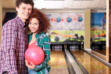 Bowling kulübünde eğleniyor Çift