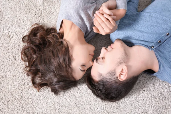 Belo jovem casal em casa — Fotografia de Stock